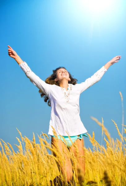 Joven mujer saltando feliz — Foto de Stock