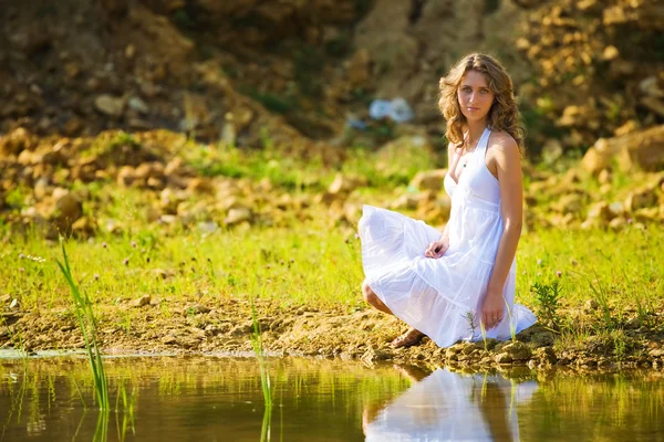 Mulher em uma margem de rio — Fotografia de Stock