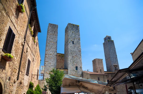Höga gamla tornen i italienska staden — Stockfoto