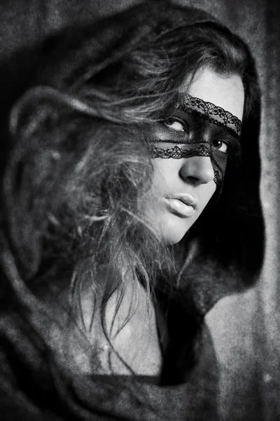 Mladá žena s maskou — Stock fotografie