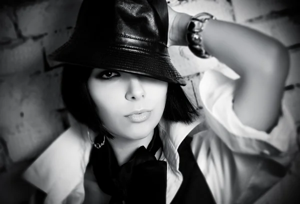 Mujer joven con retrato de sombrero — Foto de Stock