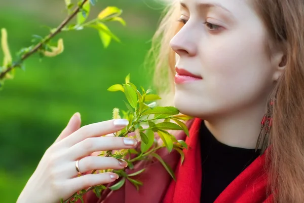 Junge Frau berührt Pflanze — Stockfoto