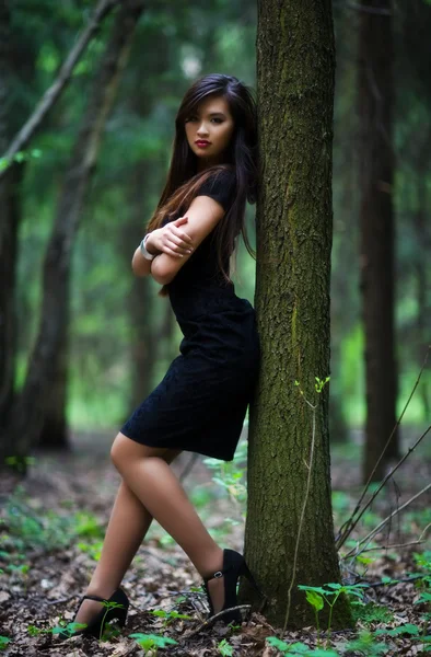 Mujer joven en el bosque —  Fotos de Stock