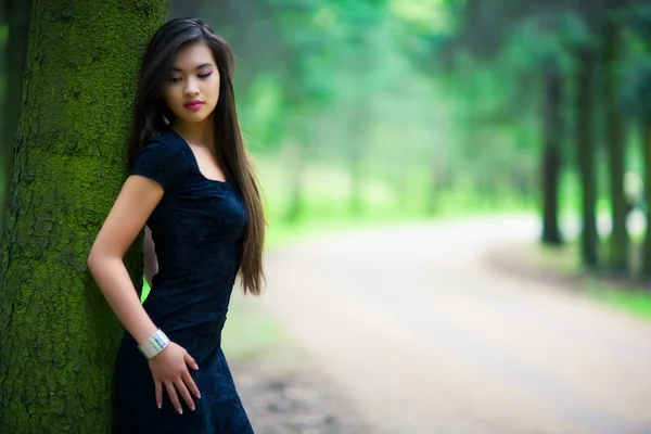 숲 속의 젊은 여자 — 스톡 사진