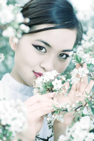 Mladá žena s třešňovými květy portrét — Stock fotografie
