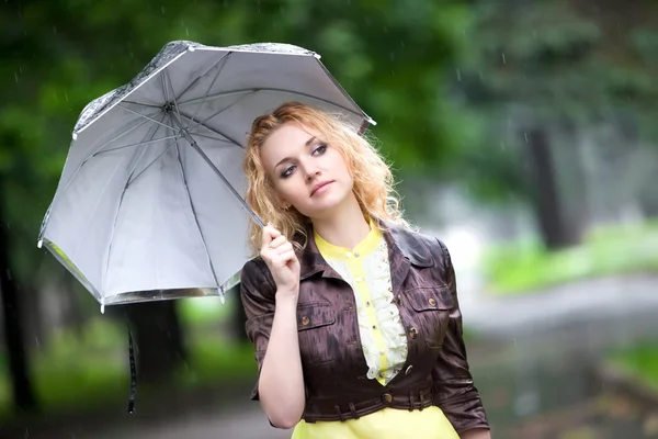 Jovem com guarda-chuva — Fotografia de Stock