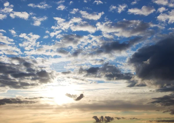 Ранкове небо з хмарами — стокове фото