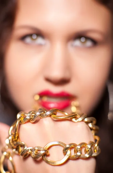 Młoda kobieta z złoty łańcuch — Zdjęcie stockowe