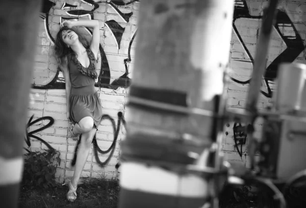Mujer joven de pie en la pared —  Fotos de Stock