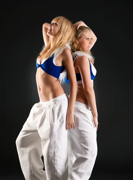 Twee jonge mode-vrouwen — Stockfoto