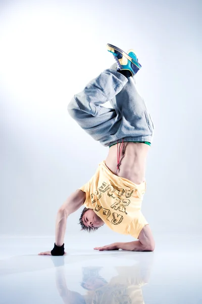 Joven hombre danza moderna —  Fotos de Stock