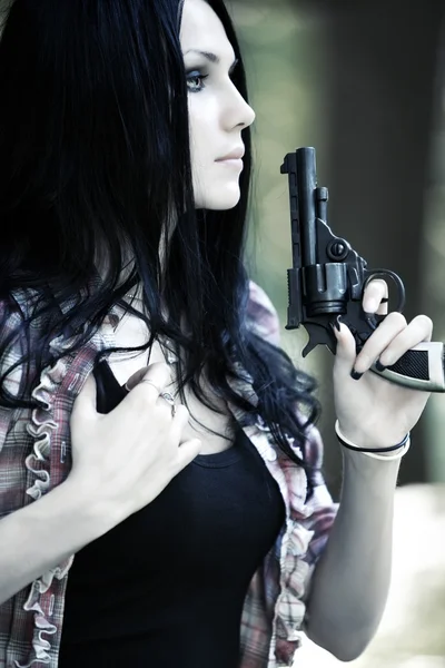 Femme avec portrait de pistolet — Photo