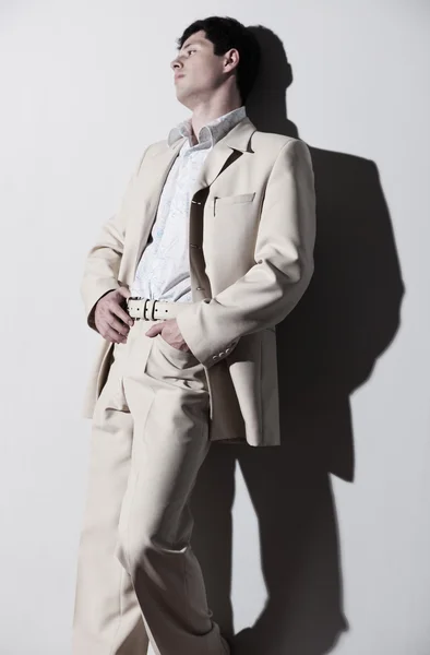 Jovem homem bonito em terno branco — Fotografia de Stock