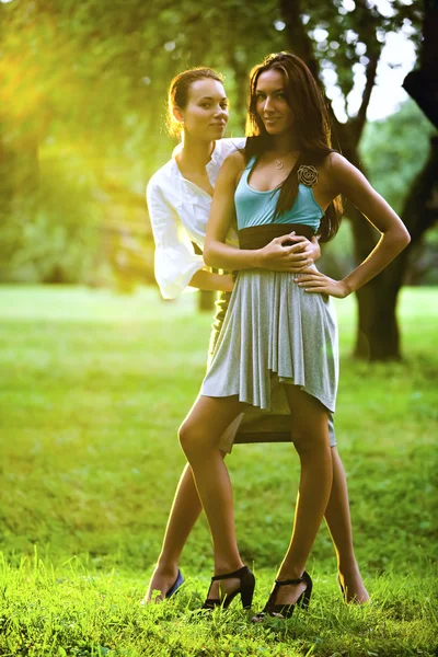 Två unga kvinnor i en park — Stockfoto