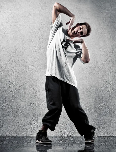 Genç adam modern dans — Stok fotoğraf