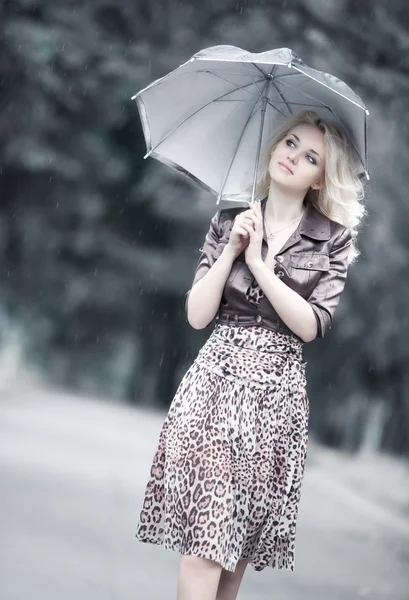 Νεαρή γυναίκα που περπατά με ομπρέλα — Φωτογραφία Αρχείου