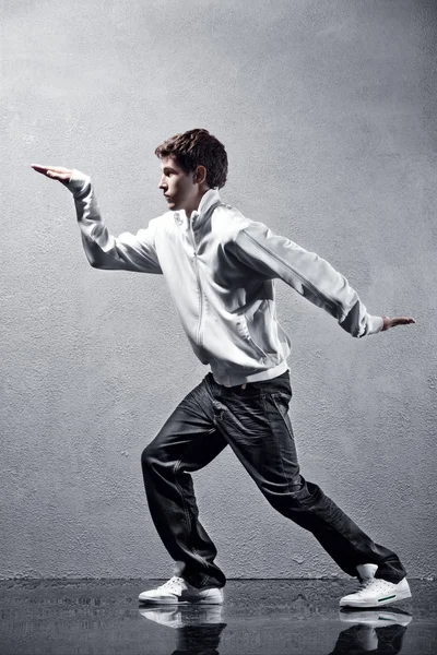 Giovane uomo danza moderna — Foto Stock