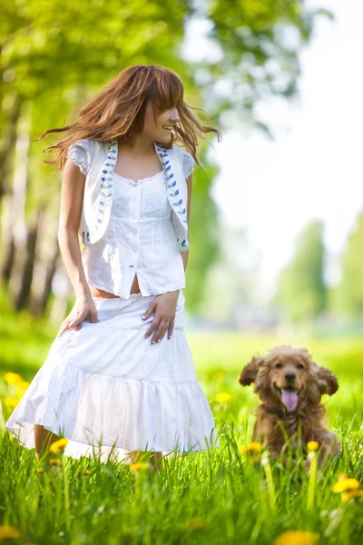 Jeune femme avec cocker épagneul chien — Photo
