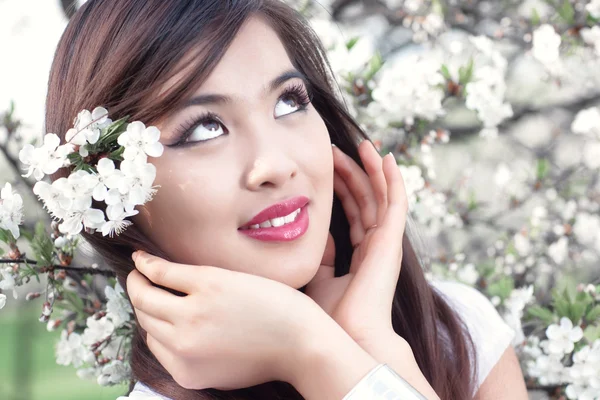 Mujer joven con flores de cerezo — Foto de Stock