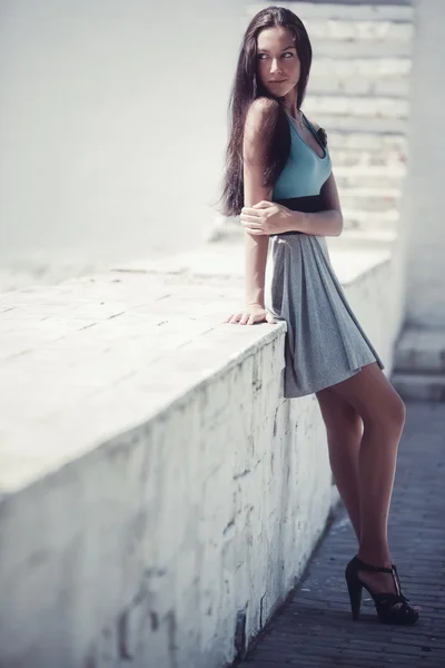Молодая сексуальная женщина стоит у стены — стоковое фото