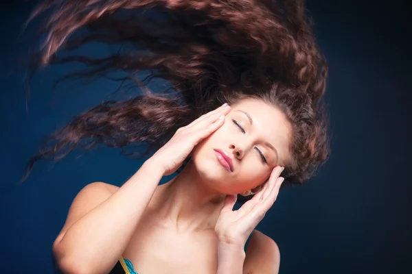 なびく髪を持つ女性 — ストック写真