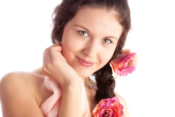 Νεαρή γυναίκα με λουλούδια προσφορά πορτρέτο — Φωτογραφία Αρχείου
