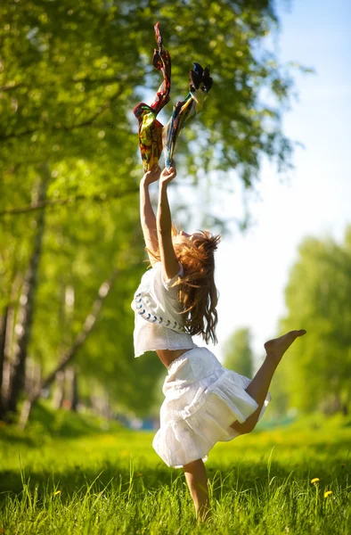 Mujer joven saltando — Foto de Stock