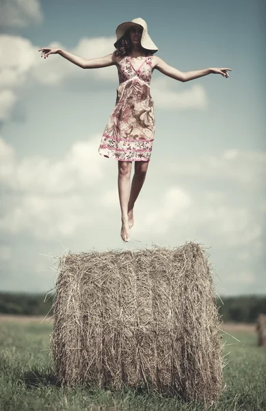 Молодая женщина летит — стоковое фото