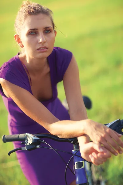 骑自行车的年轻妇女 — 图库照片