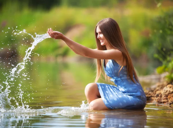 Genç bayan suyla oynuyor.. — Stok fotoğraf