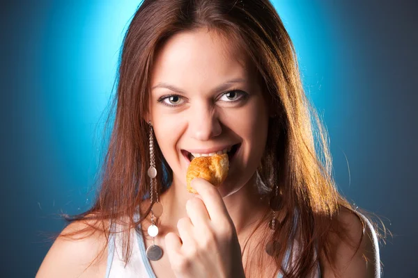 Junge Frau isst Patty Porträt — Stockfoto
