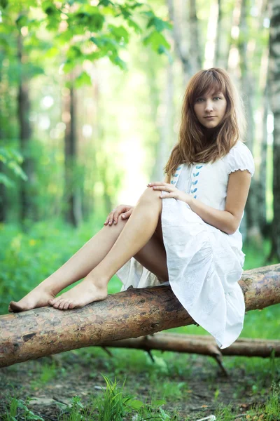 Jonge vrouw in bos — Stockfoto