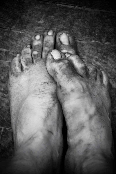 Sucios pies de trabajador masculino — Foto de Stock