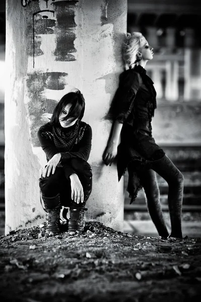 Two goth women at the column — Stock Photo, Image