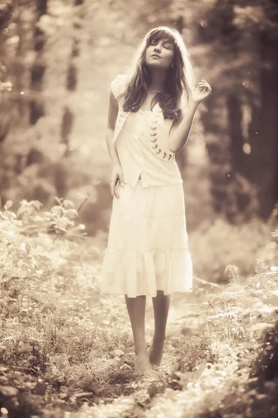 Молодая женщина, идущая по лесу — стоковое фото