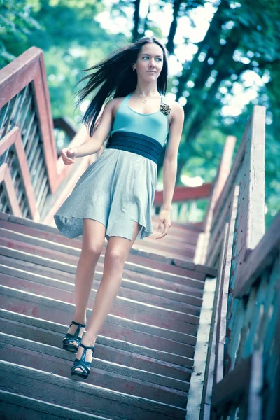 Junge Frau geht die Treppe hinunter — Stockfoto