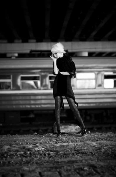 Goth vrouw in industriële zone — Stockfoto