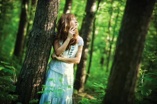 Junge Frau im Wald — Stockfoto