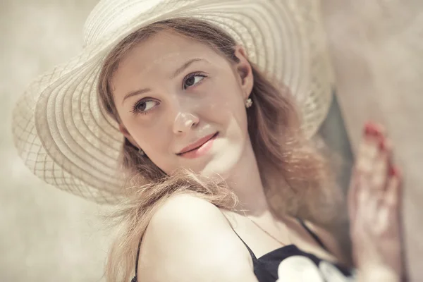 Jonge vrouw in een hoed portret — Stockfoto