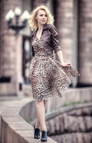Mladá žena chůze — Stock fotografie