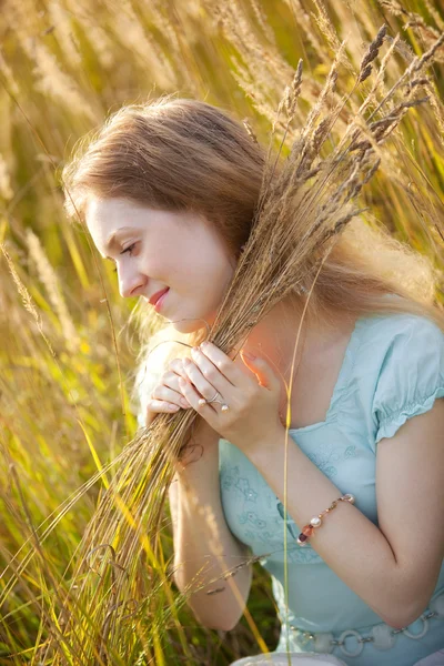 Молодая женщина с высокой травой — стоковое фото