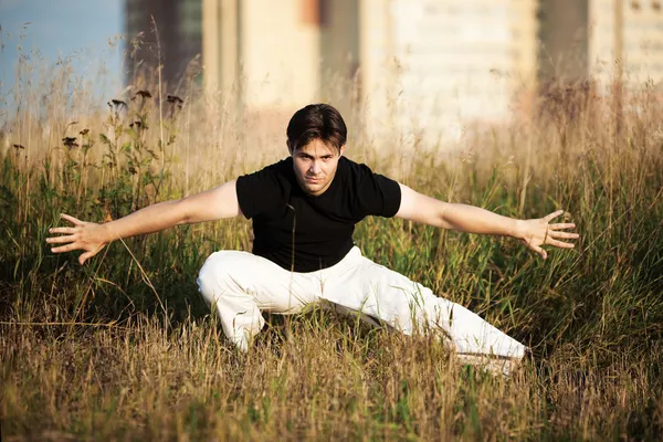 Jovem atlético homem treinamento de arte marcial — Fotografia de Stock