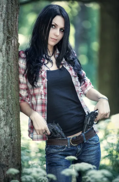 Fegyverekkel fiatal nő — Stock Fotó