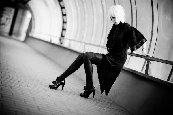 Goth femme dans tunnel industriel — Photo