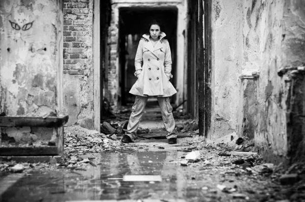 Jovem mulher em um edifício arruinado — Fotografia de Stock