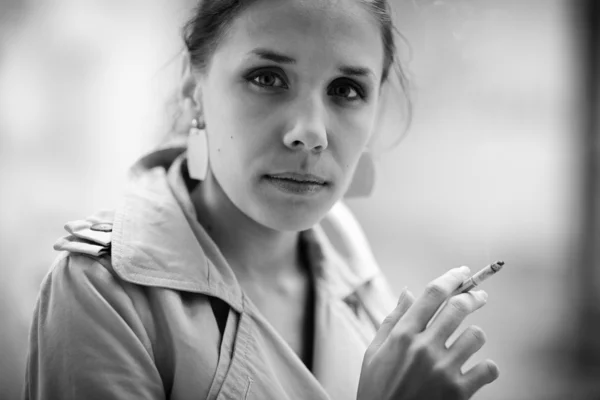 Jeune femme fumeuse — Photo