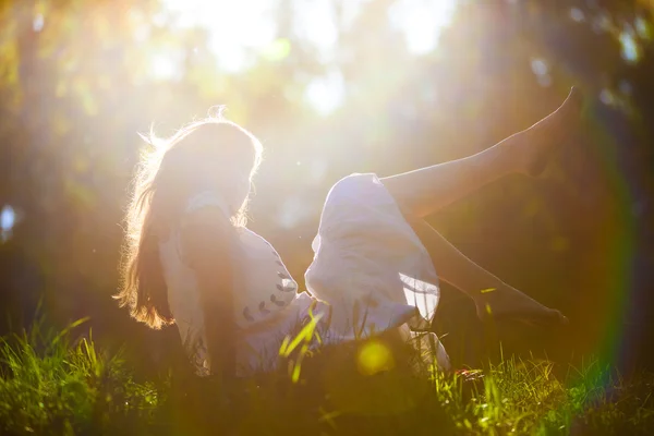 풀 위에 누워 있는 젊은 여자 — 스톡 사진