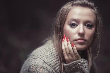 Genç dalgın bir kadın portresi