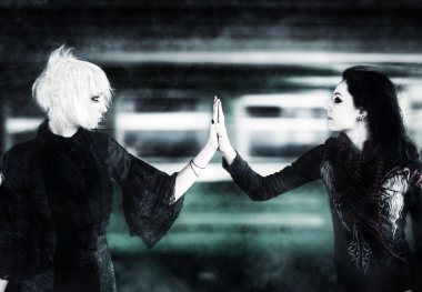 iki goth kadın dokunmadan eller