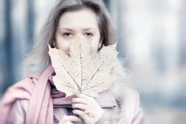 Mladá žena s javorový list — Stock fotografie